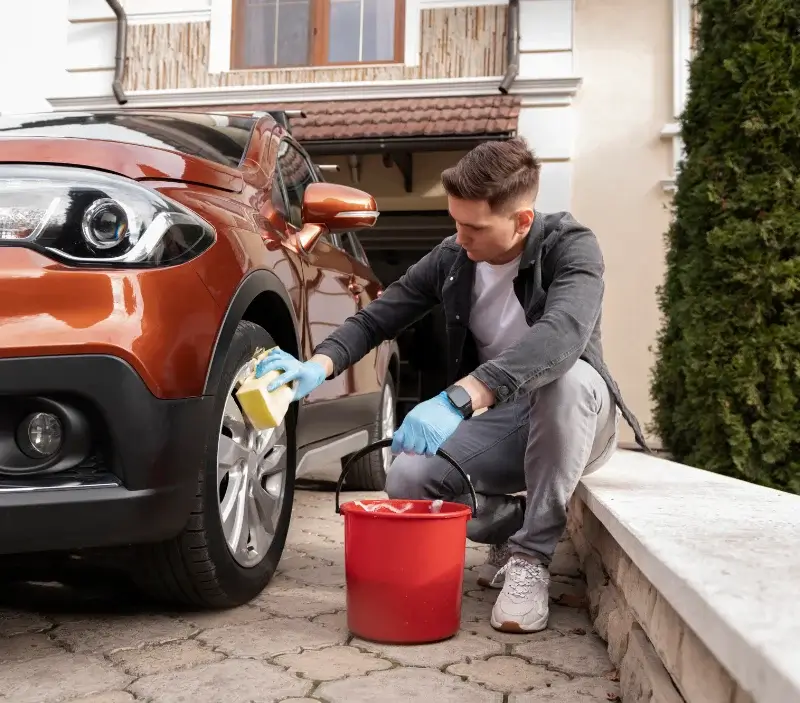 Lavage auto à domicile Saint-Privat-du-Fau : professionnel intervenant sur un véhicule